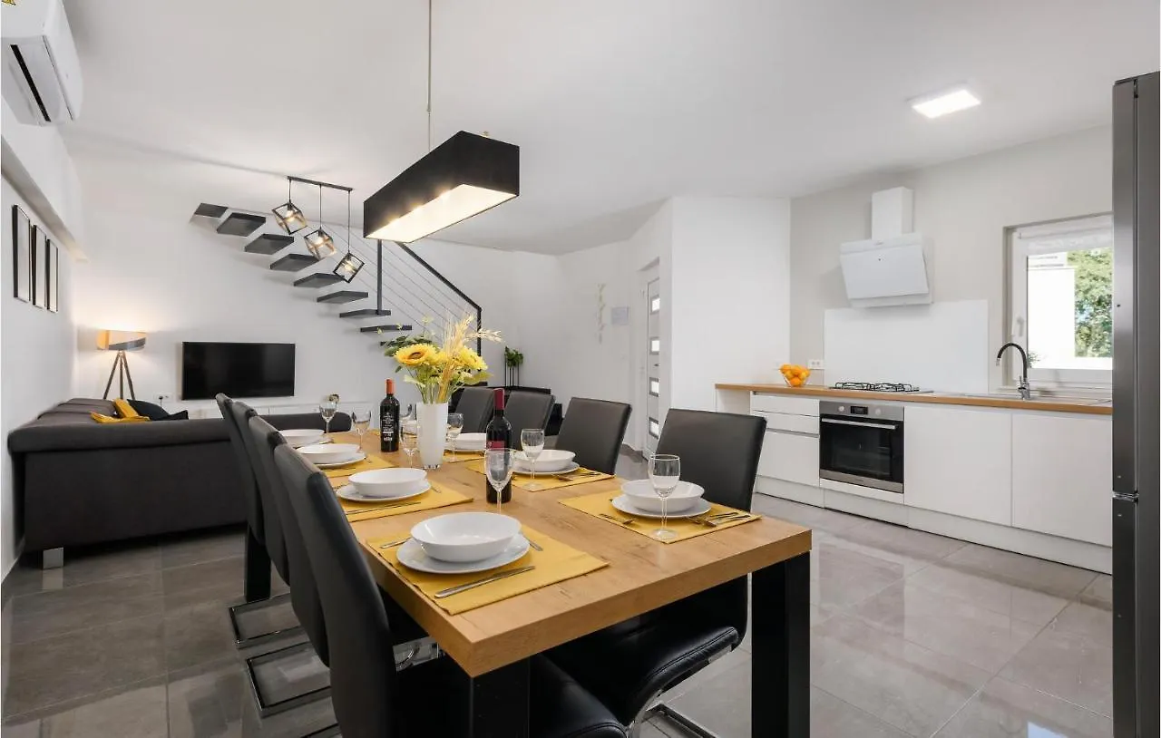 Holiday home 4 Bedroom Lovely Home In Zuzici