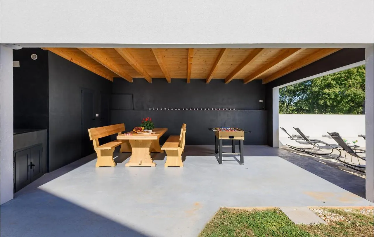 4 Bedroom Lovely Home In Zuzici