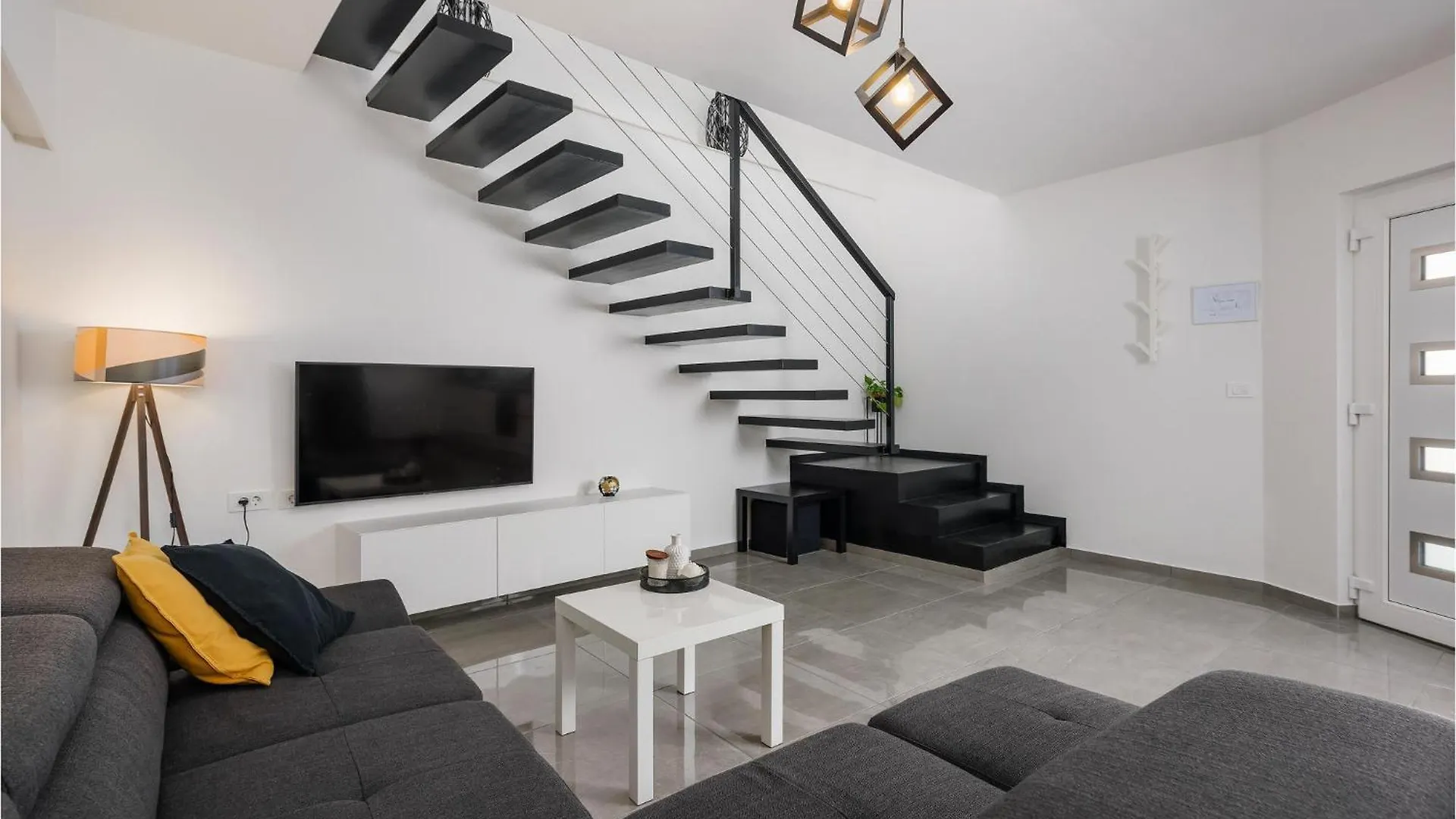 4 Bedroom Lovely Home In Zuzici