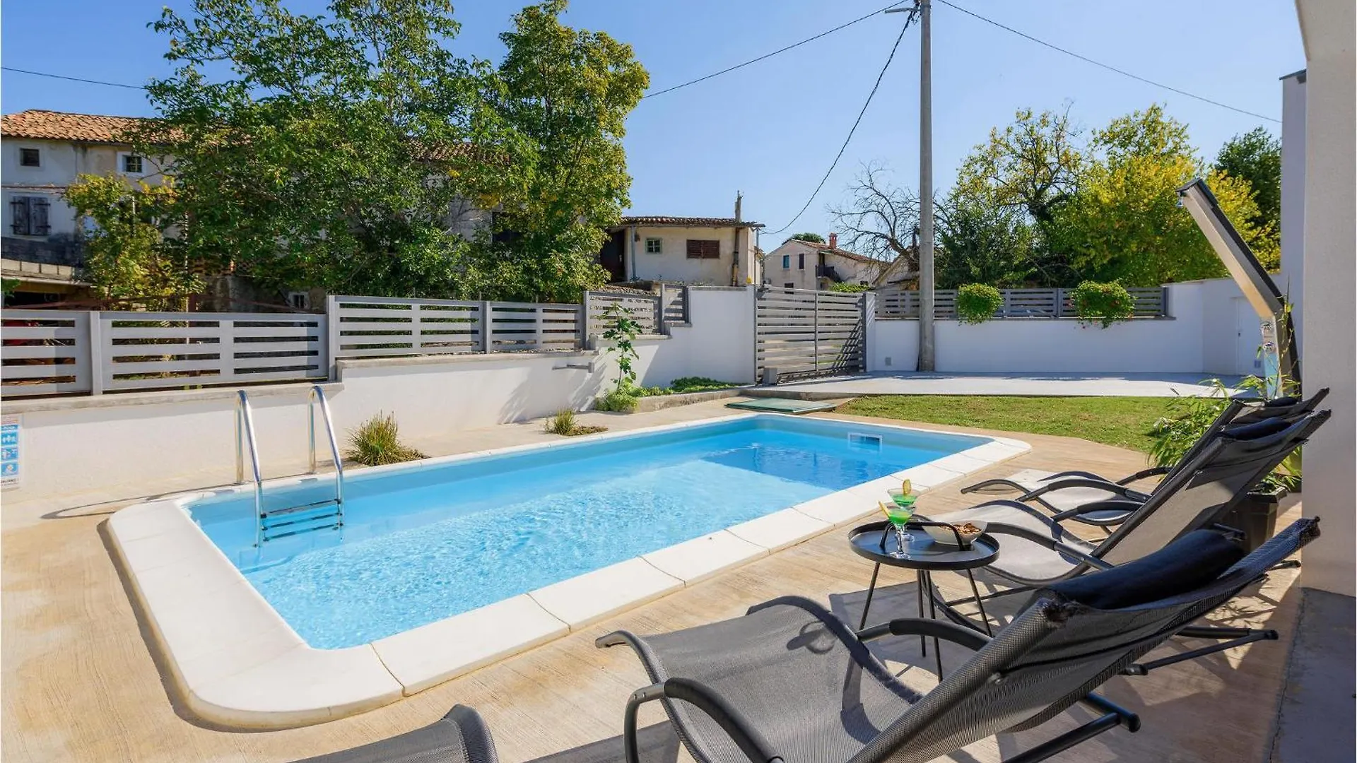 4 Bedroom Lovely Home In Zuzici 0*,