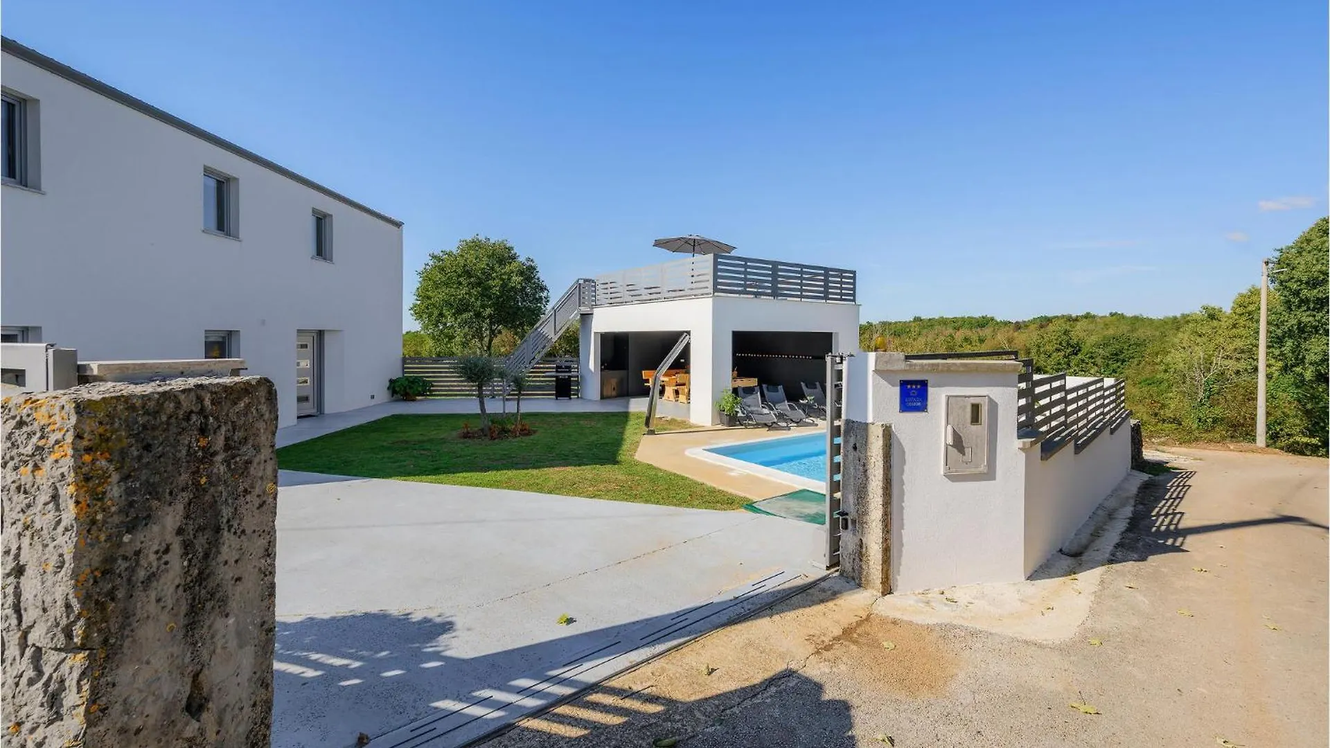 4 Bedroom Lovely Home In Zuzici Holiday home