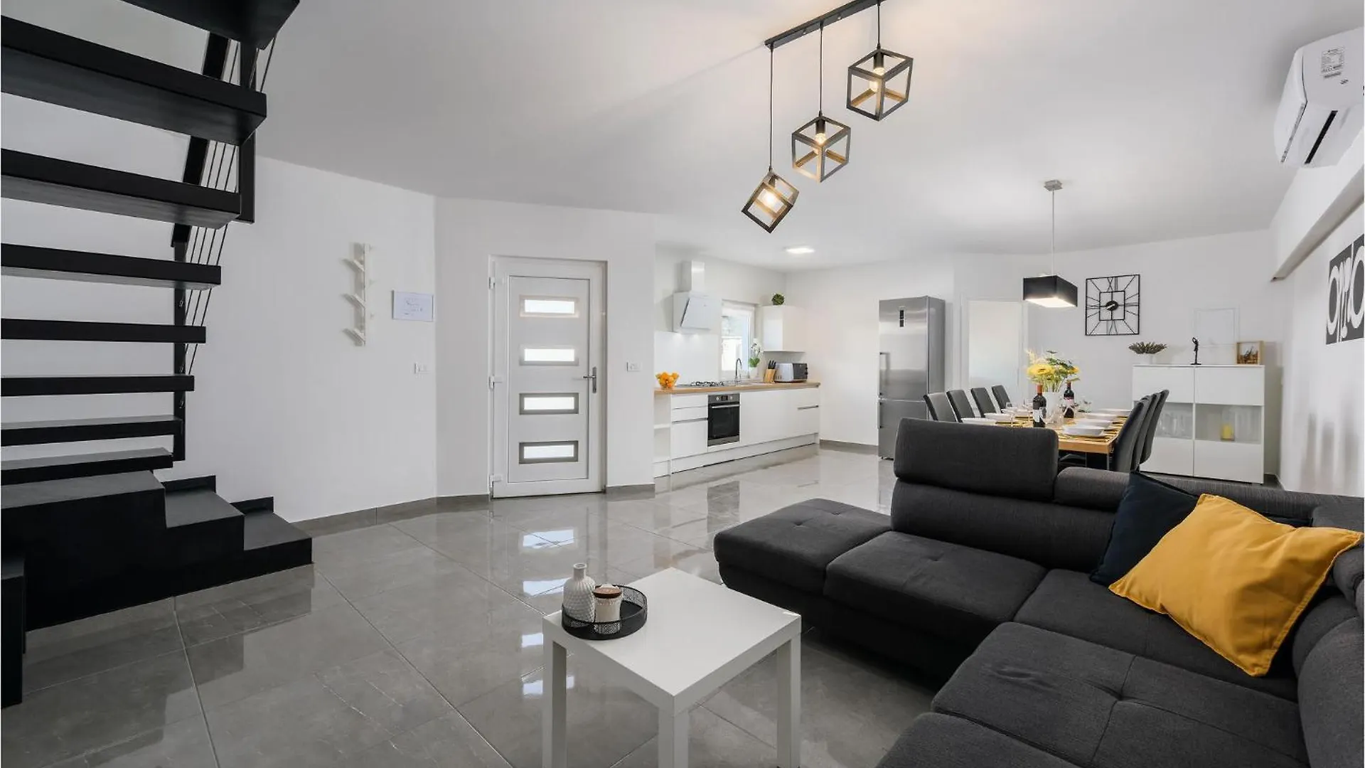 4 Bedroom Lovely Home In Zuzici 0*,